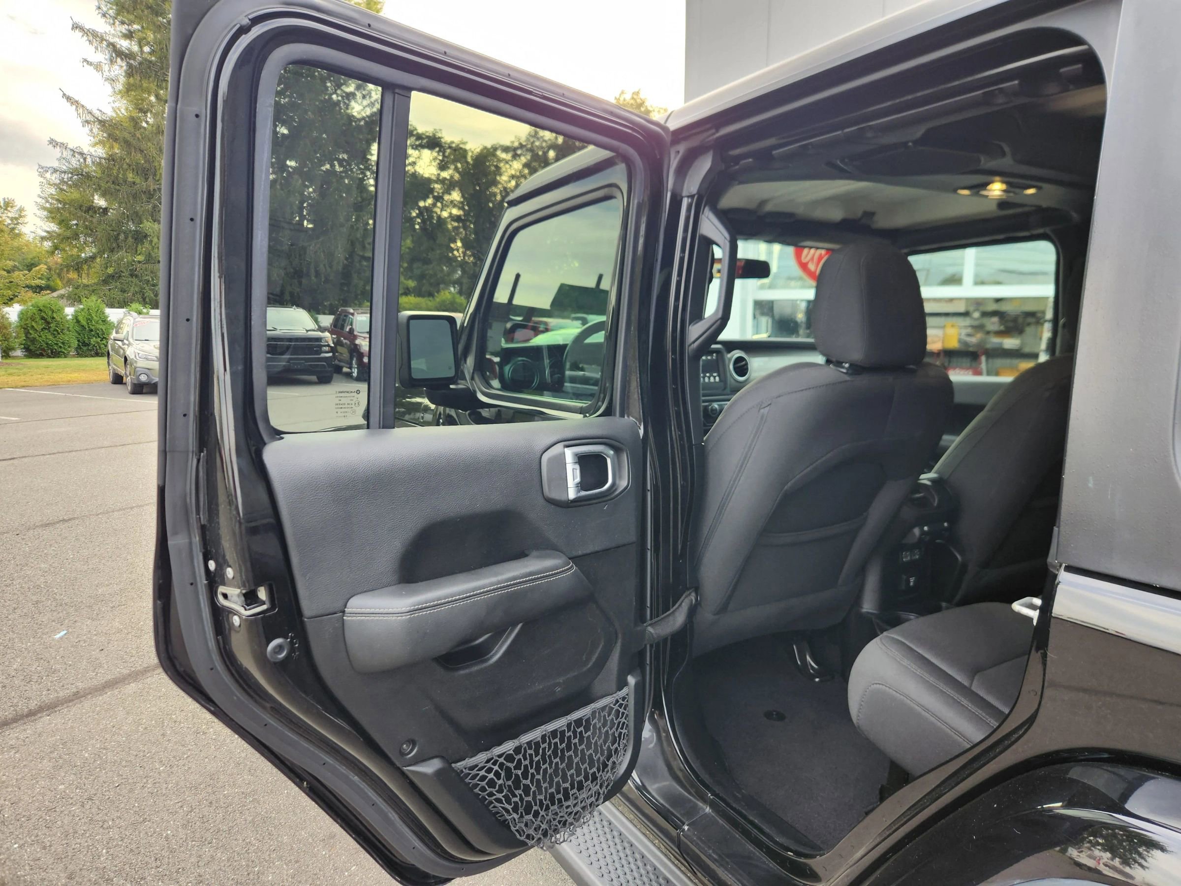 Used 2020 Jeep Wrangler Unlimited Sahara image 36