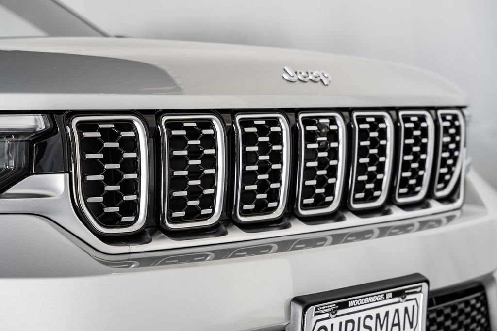 New 2025 Jeep Grand Cherokee Summit image 12