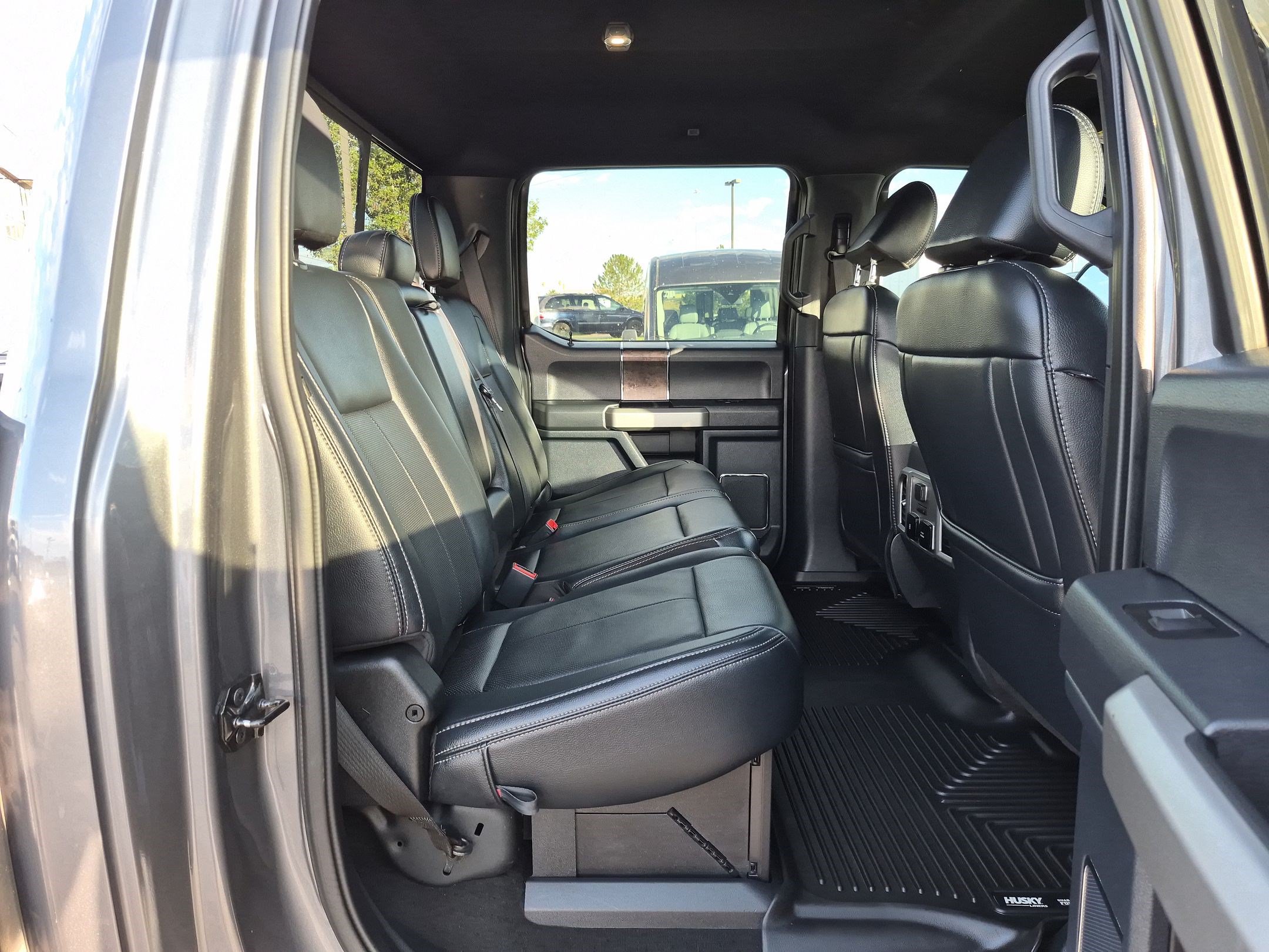 Used 2022 Ford F350 Lariat w/ Black Appearance Package AWD/4WD image 32