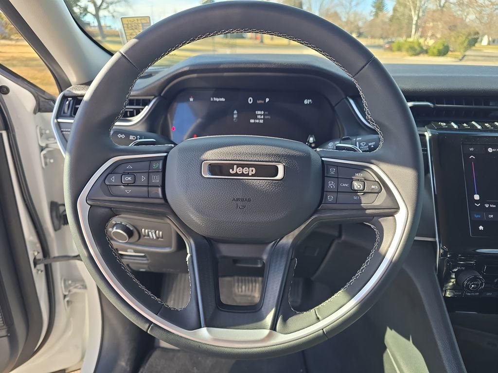 Used 2023 Jeep Grand Cherokee Laredo image 15