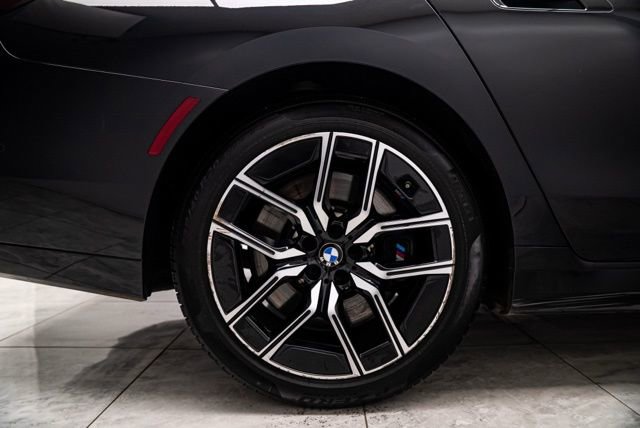 Used 2023 BMW 760i xDrive image 32