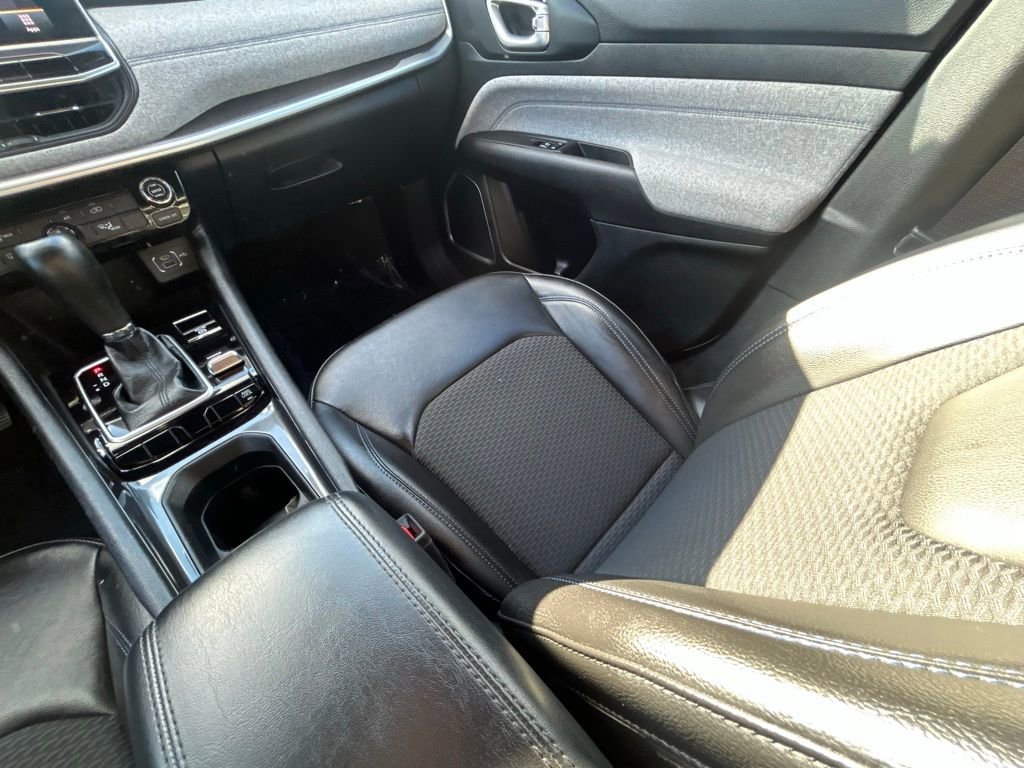 Used 2023 Jeep Compass Latitude image 3