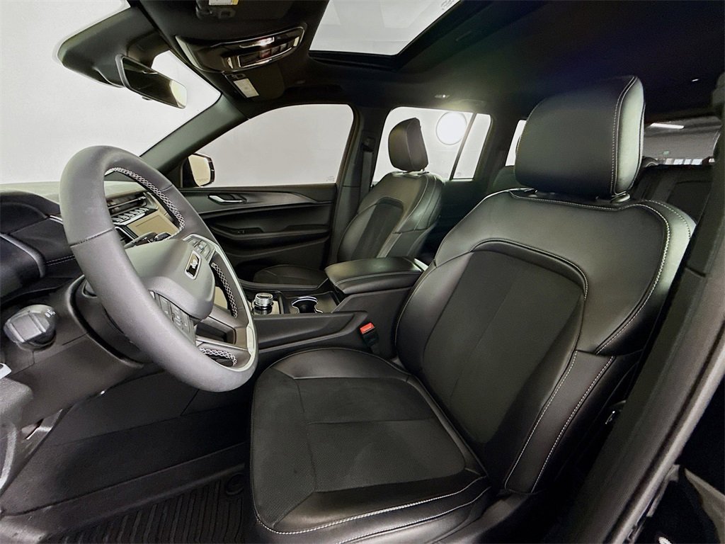 Used 2025 Jeep Grand Cherokee Altitude w/ Trailer Tow Package image 5