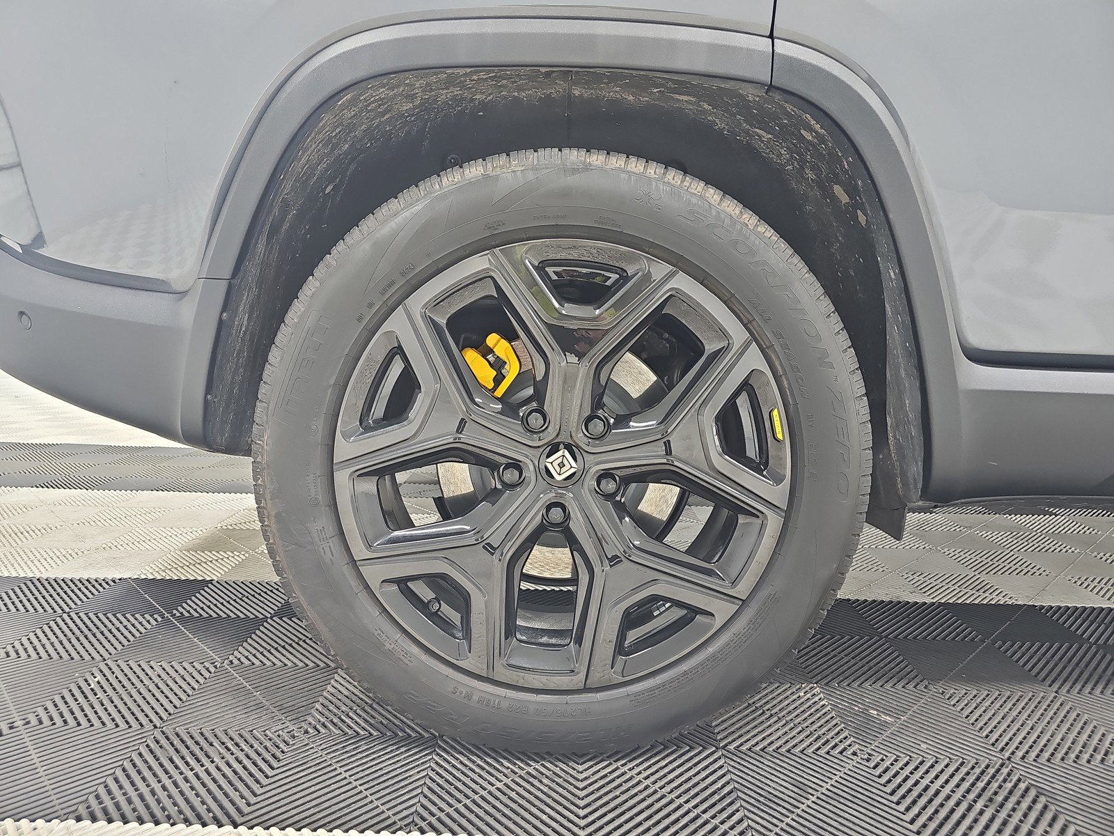 Used 2024 Rivian R1S Adventure image 12