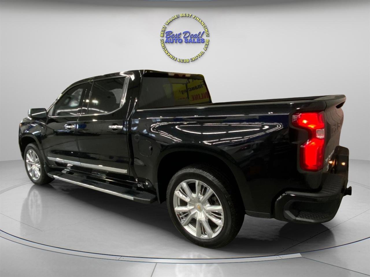 Used 2023 Chevrolet Silverado 1500 High Country w/ High Country Premium Package image 3