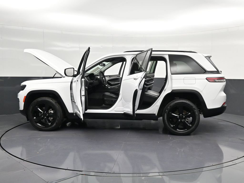 Used 2024 Jeep Grand Cherokee Limited w/ Black Appearance Package AWD/4WD image 45