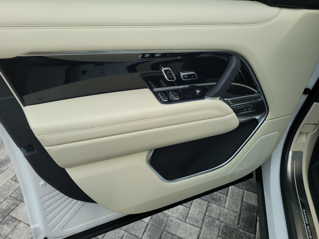 Certified 2025 Land Rover Range Rover SE AWD/4WD image 23