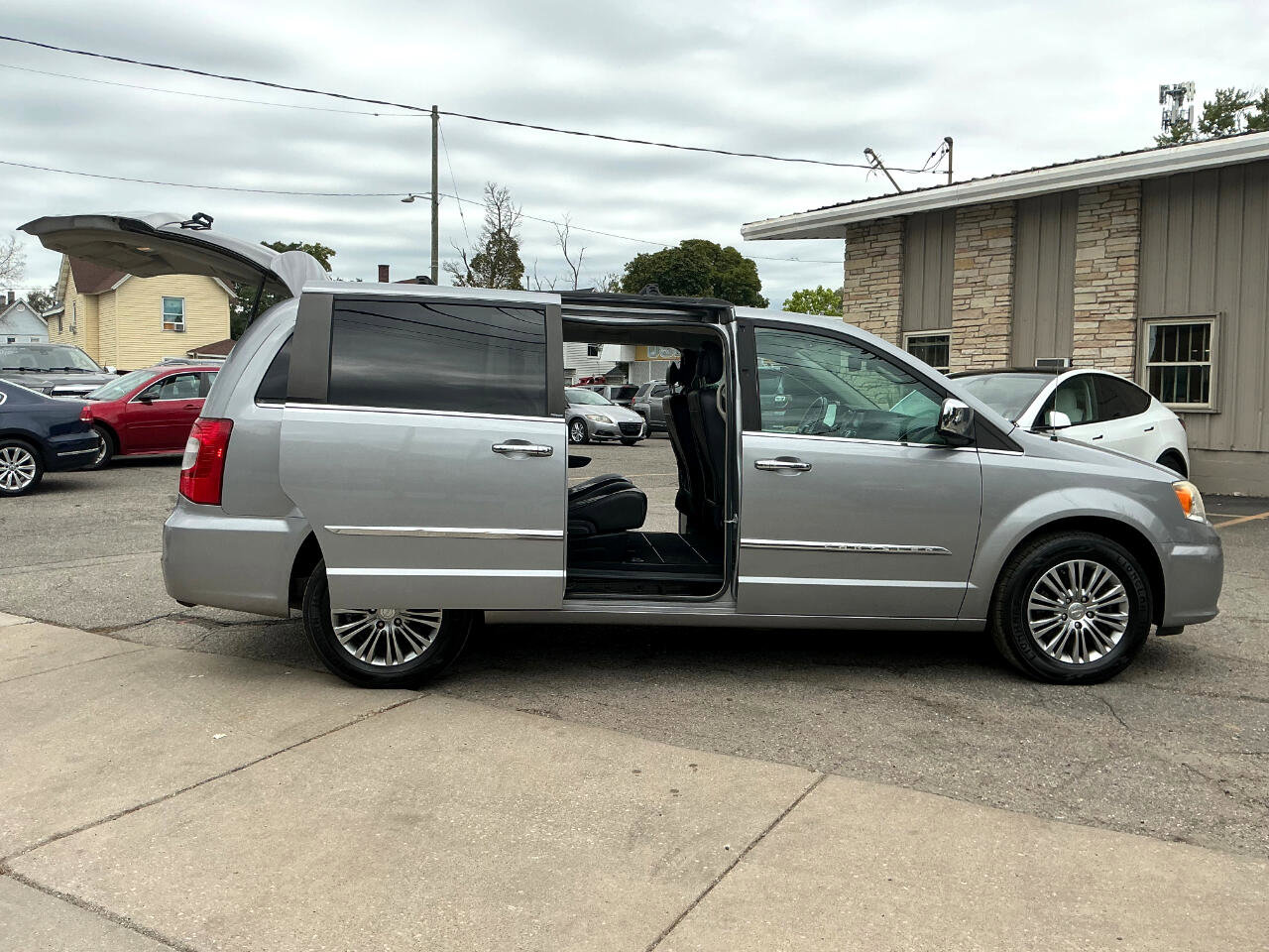 Used 2013 Chrysler Town & Country Touring-L w/ Driver Convenience Group image 8