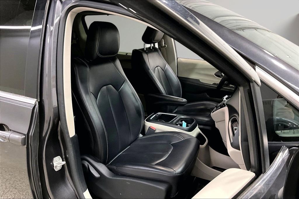 Used 2023 Chrysler Pacifica Touring-L image 30