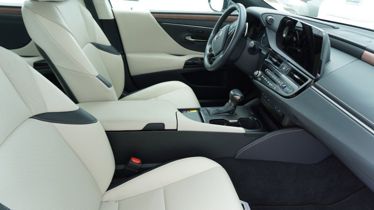 Used 2025 Lexus ES 350 w/ Premium Package FWD image 9