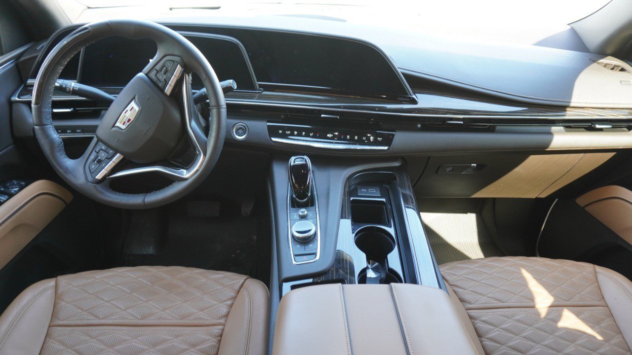 Used 2024 Cadillac Escalade ESV Premium Luxury AWD/4WD image 12