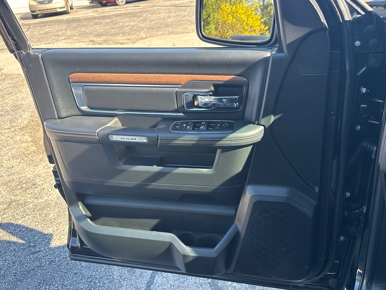 Used 2014 RAM 1500 Laramie w/ Convenience Group AWD/4WD image 17