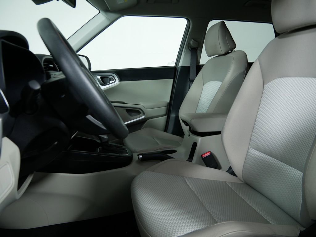 Used 2025 Kia Soul LX image 15