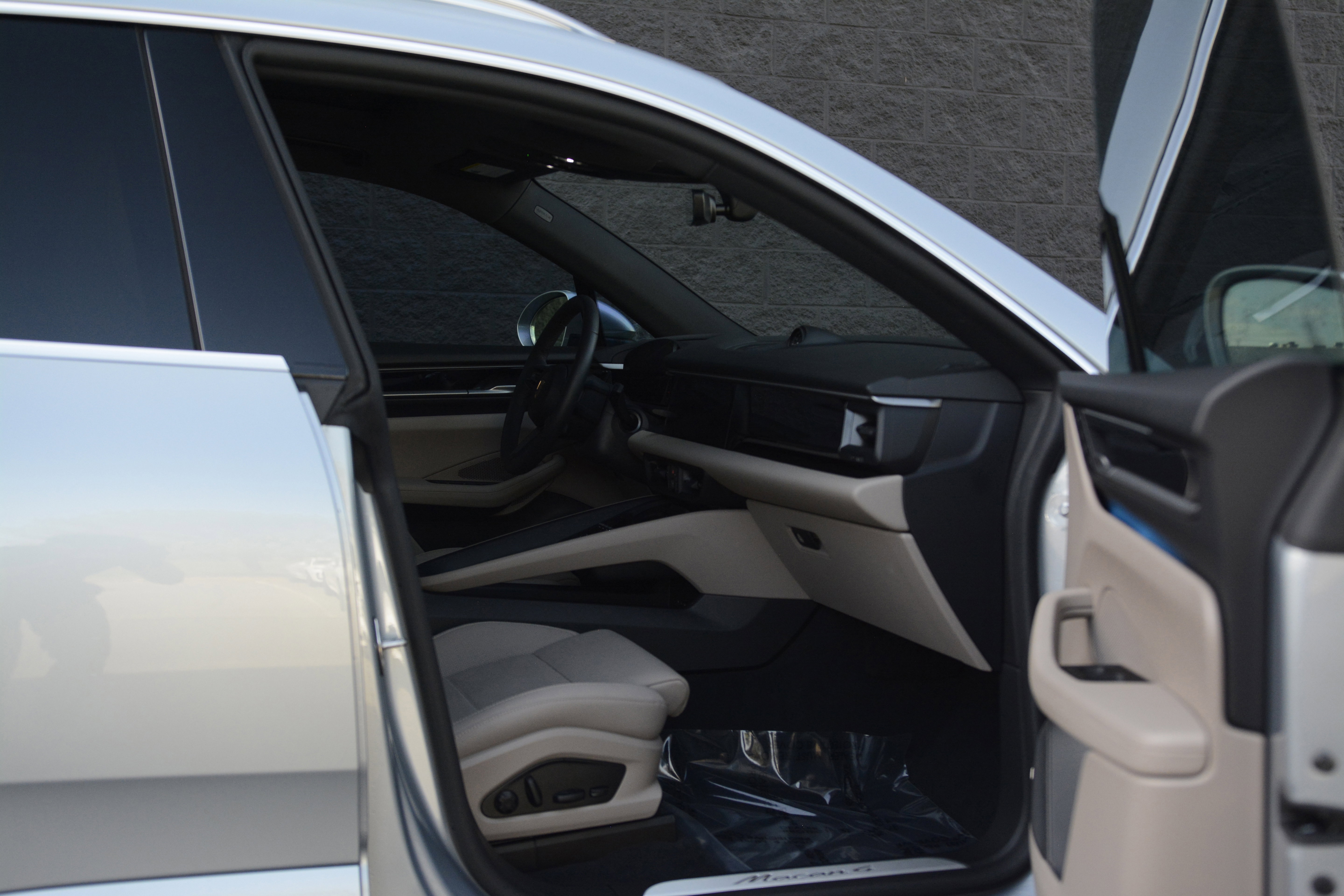 Certified 2025 Porsche Macan 4 Electric image 25