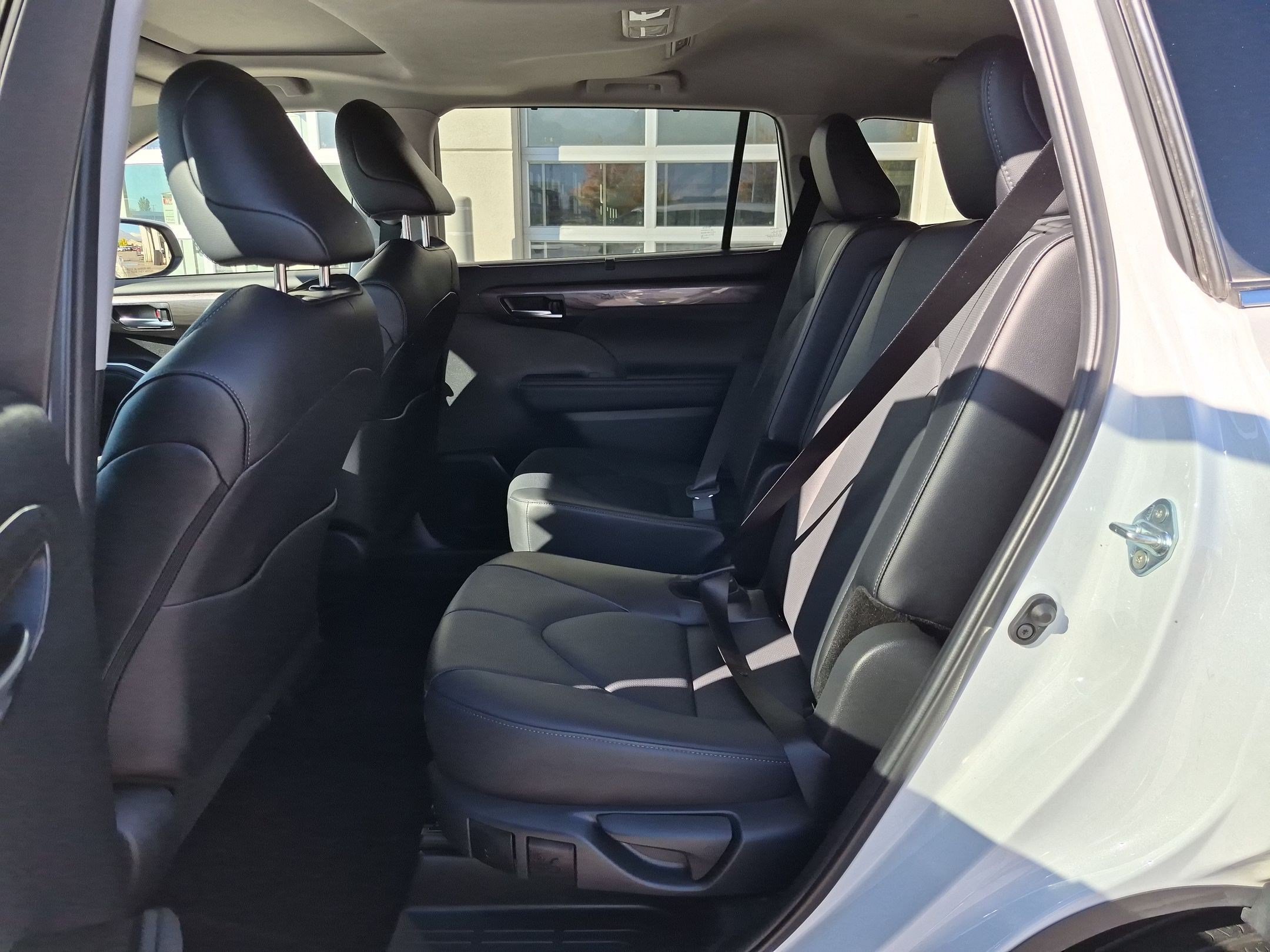 Used 2024 Toyota Highlander Limited AWD/4WD image 30