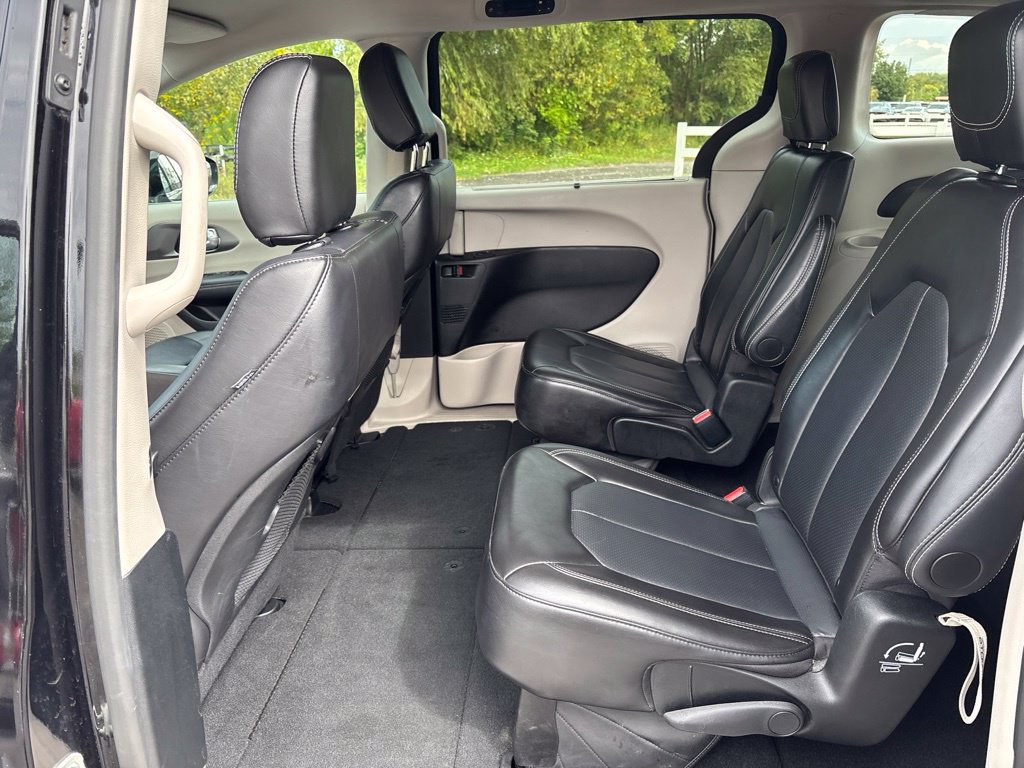 Used 2024 Chrysler Pacifica Touring-L FWD image 18