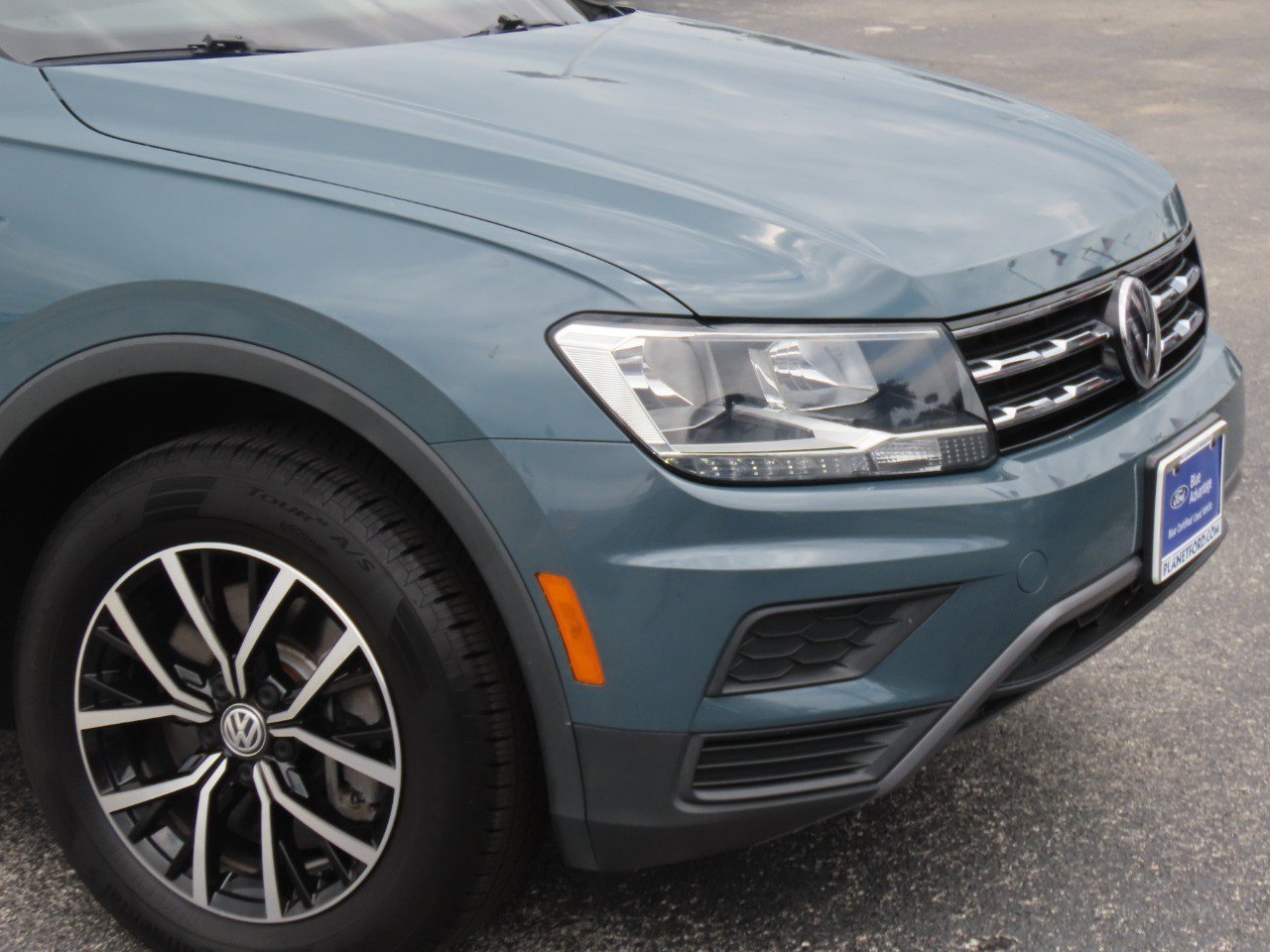 Used 2021 Volkswagen Tiguan SE w/ Panoramic Sunroof Package FWD image 5