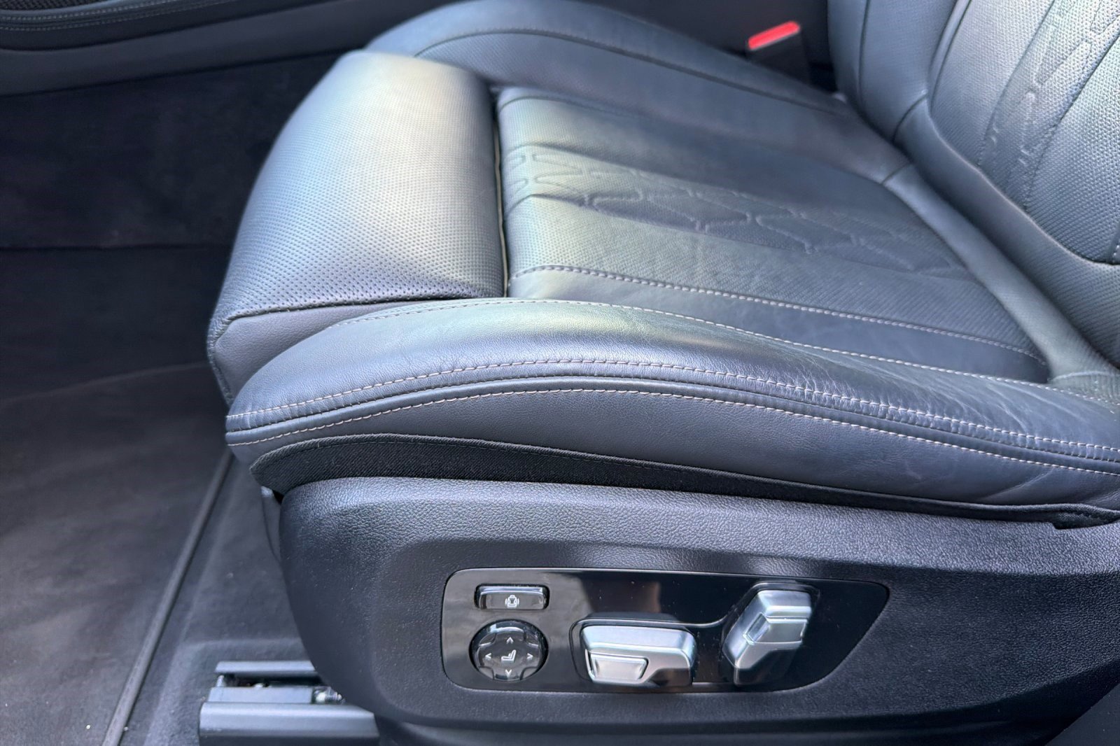 Certified 2024 BMW X7 M60i w/ Executive Package image 14