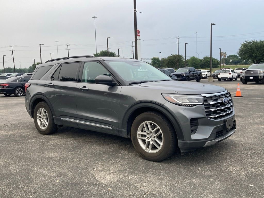 Used 2025 Ford Explorer Active RWD image 3