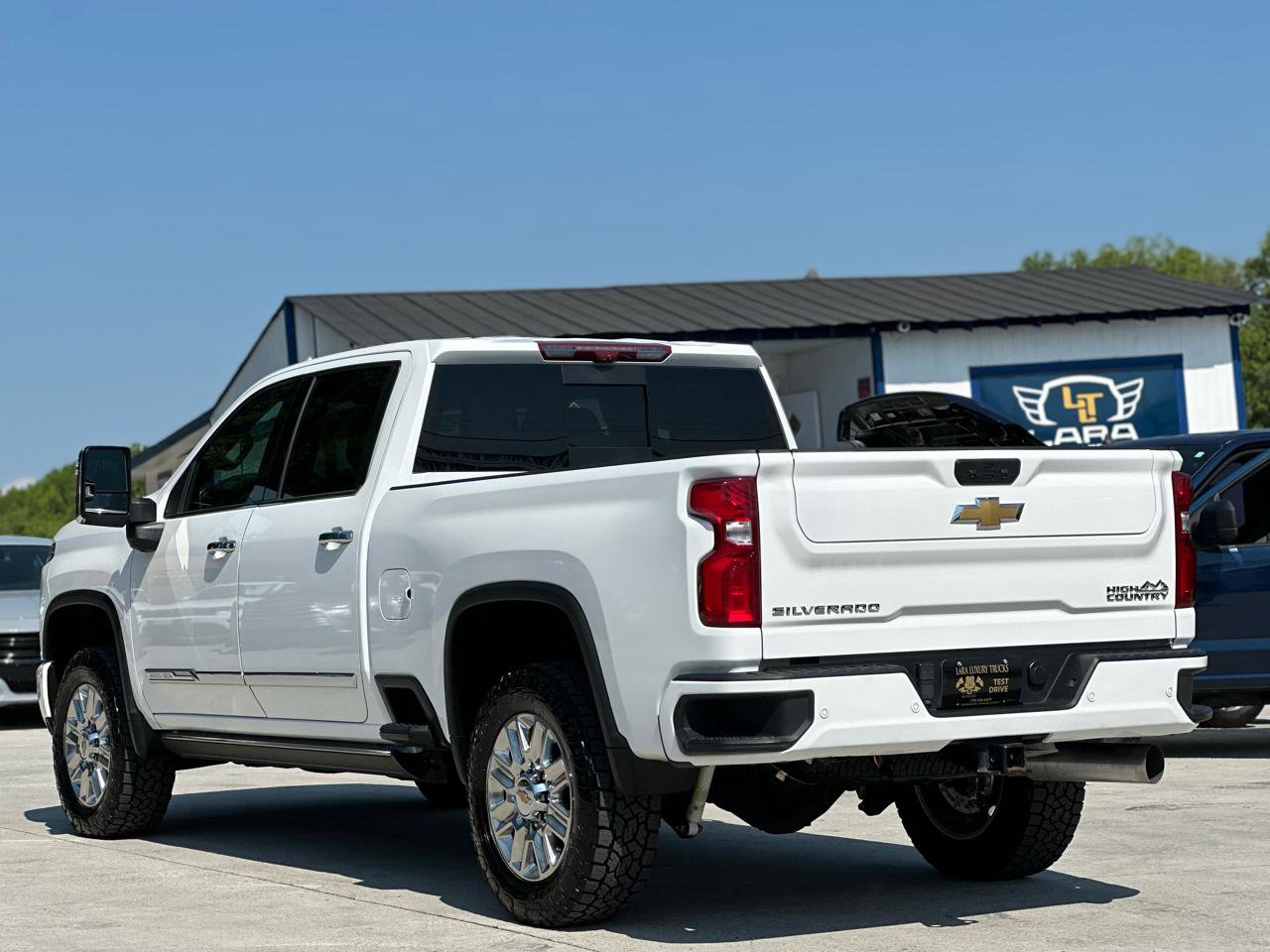 Used 2024 Chevrolet Silverado 2500 High Country w/ High Country Premium Package AWD/4WD image 5