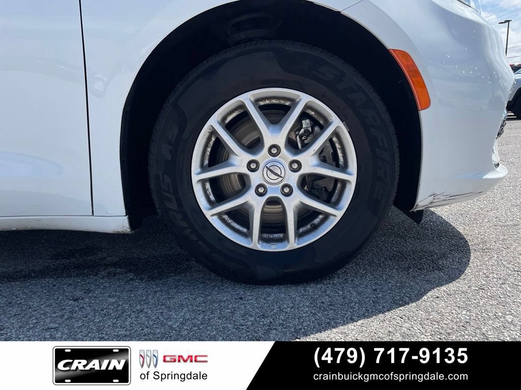 Used 2024 Chrysler Pacifica Touring-L FWD image 32