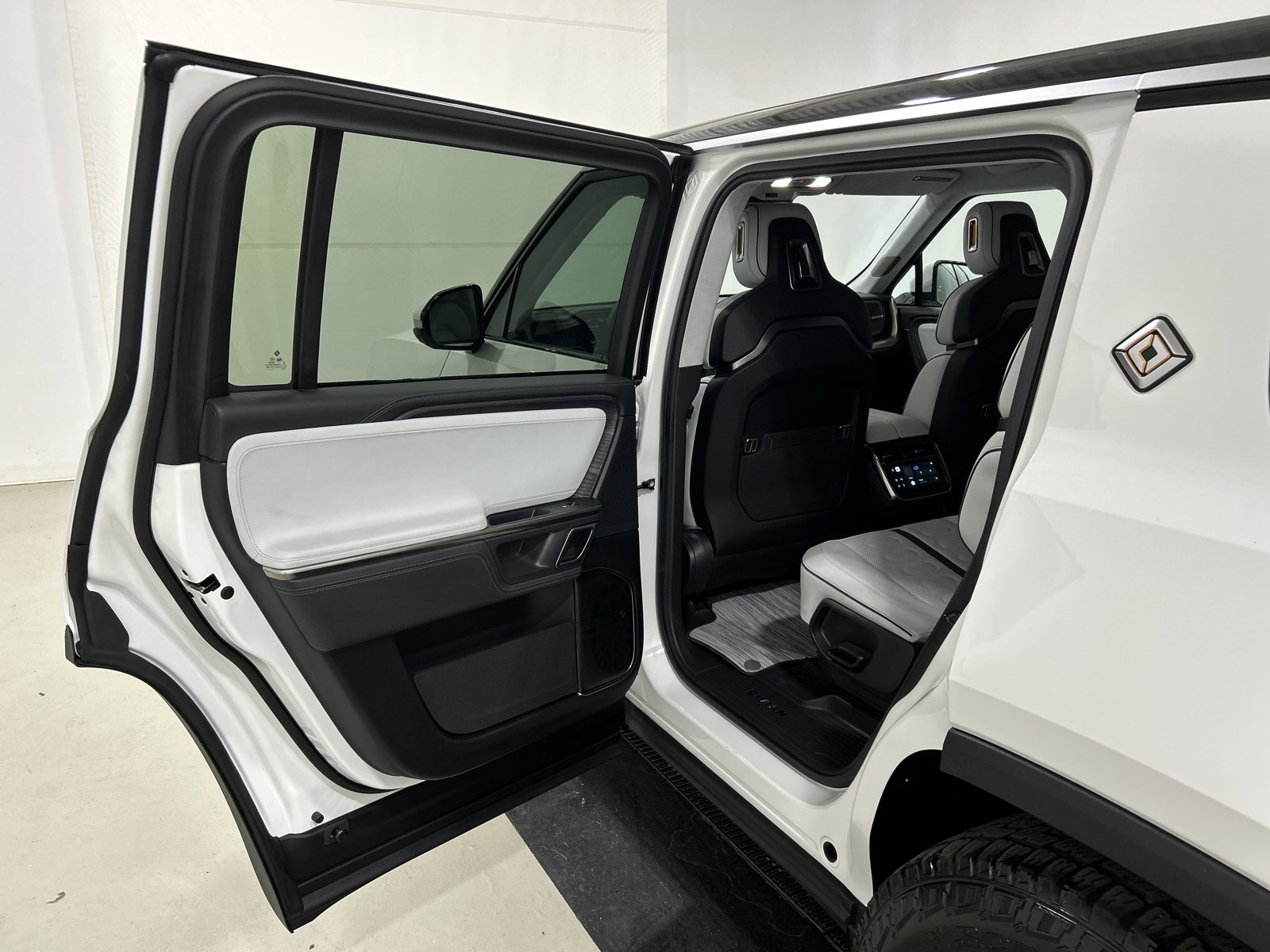 Used 2023 Rivian R1S Adventure AWD/4WD image 17