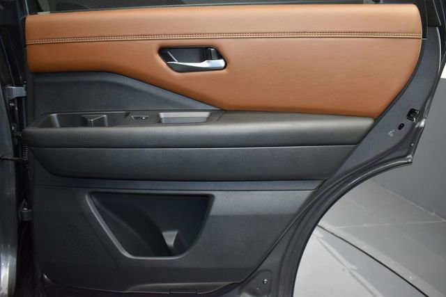 Used 2023 Nissan Pathfinder Platinum AWD/4WD image 15