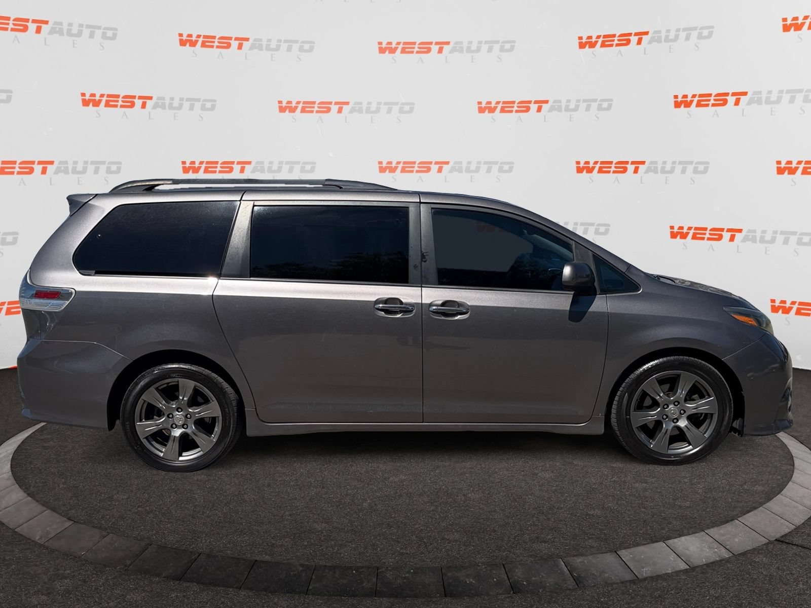 Used 2017 Toyota Sienna SE w/ SE Preferred Package FWD image 6