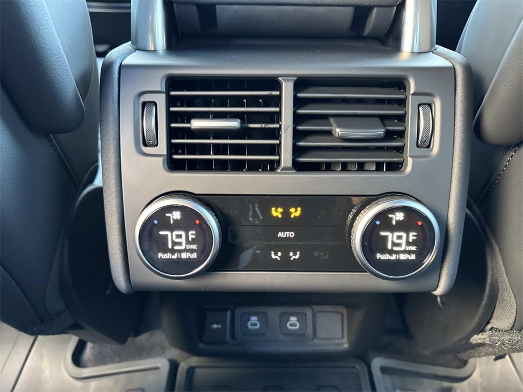 Used 2025 Land Rover Discovery Dynamic SE image 14