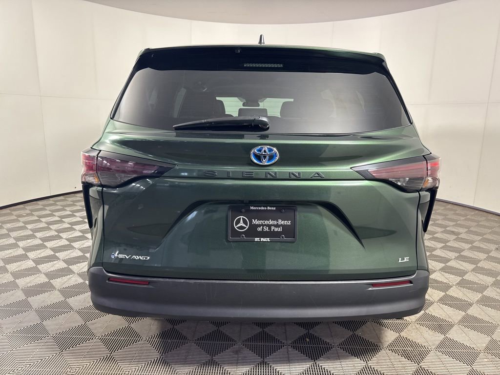 Used 2025 Toyota Sienna LE image 5