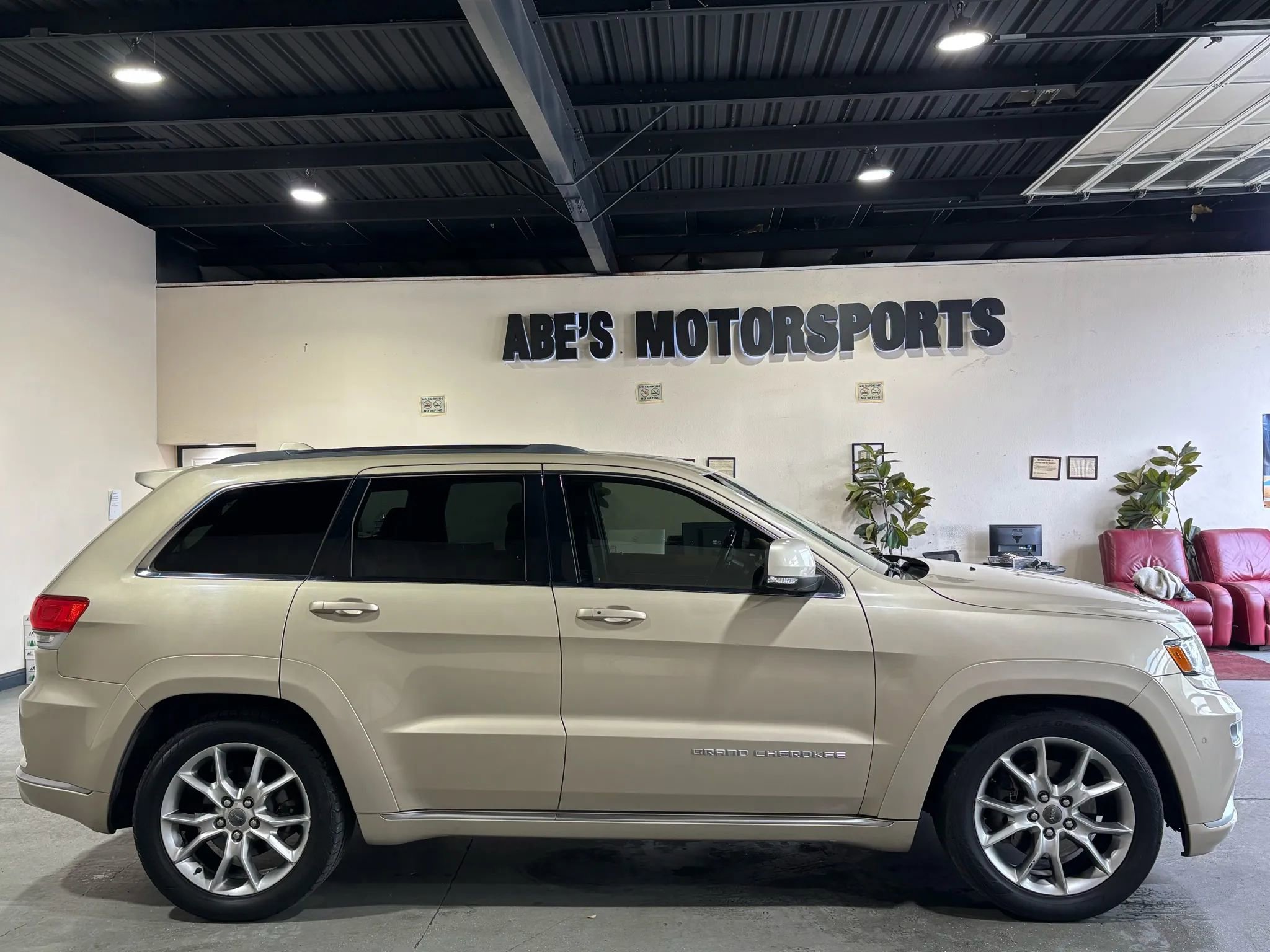 Used 2015 Jeep Grand Cherokee Summit w/ Platinum Series Group image 3