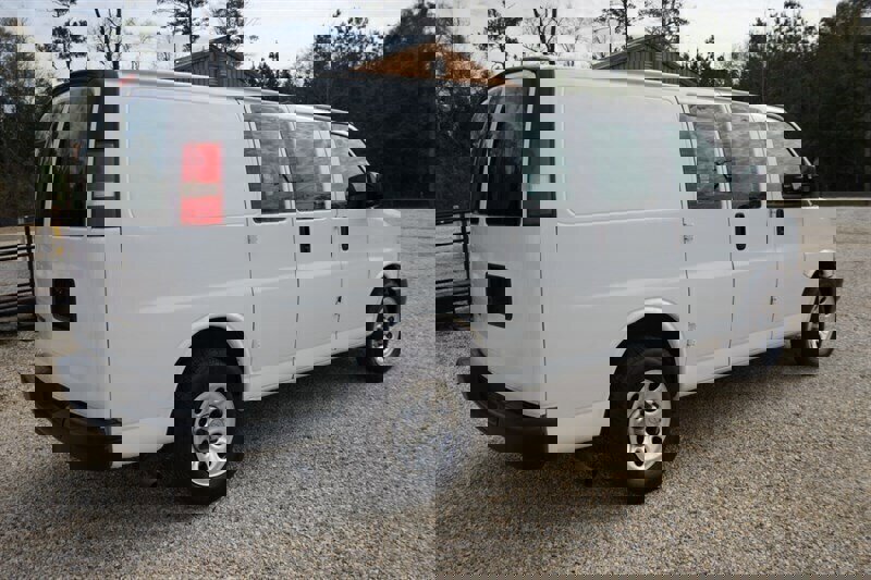 Used 2010 Chevrolet Express 1500 image 12