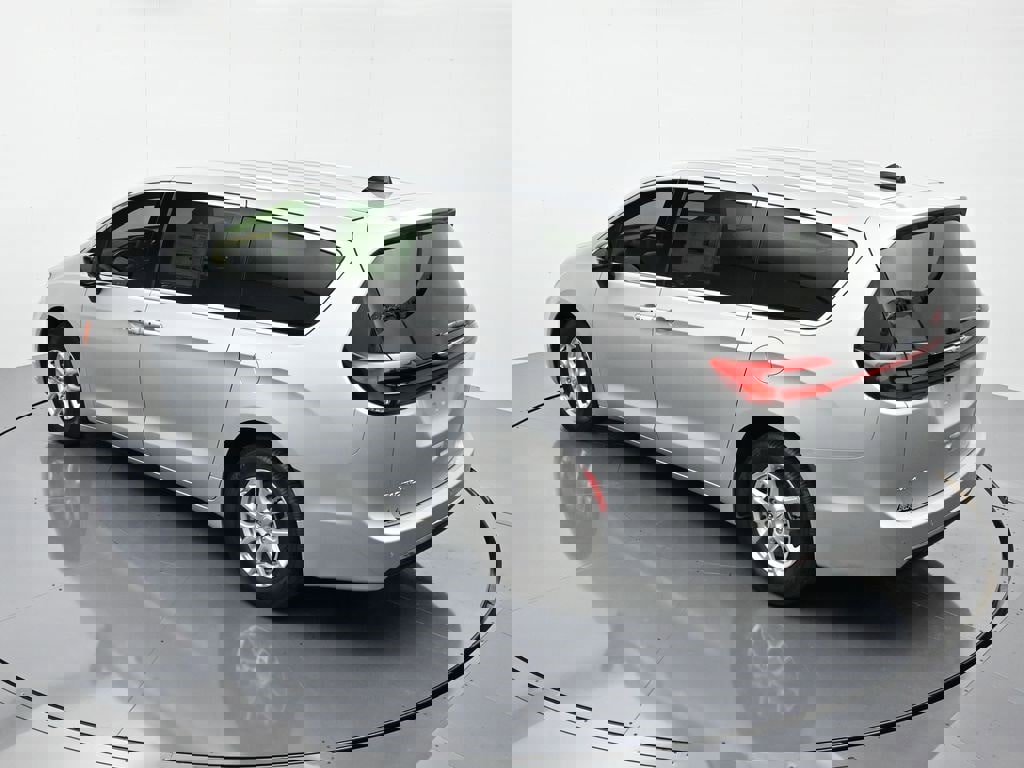 New 2026 Chrysler Pacifica Select image 32