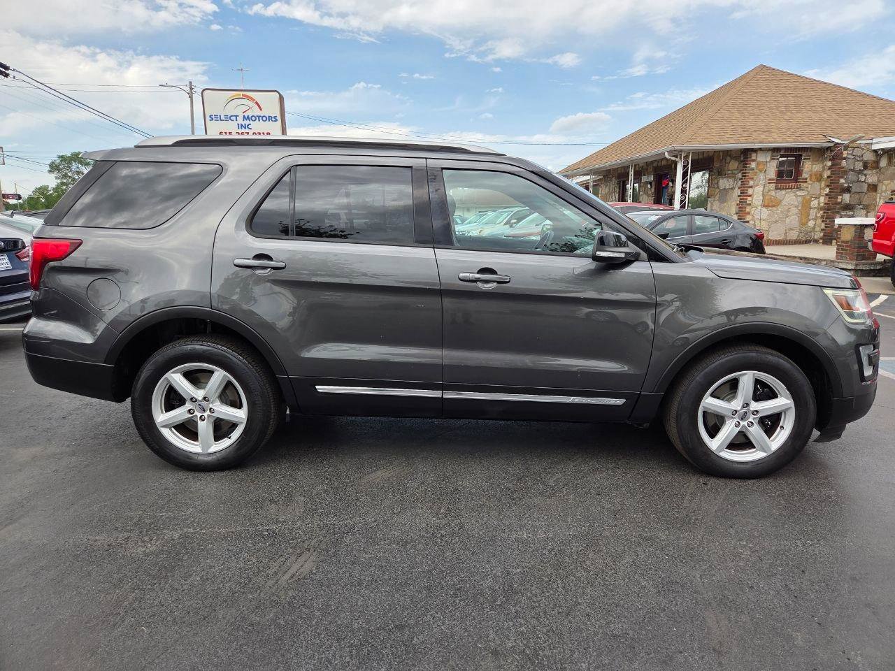 Used 2017 Ford Explorer XLT w/ Equipment Group 202A image 6
