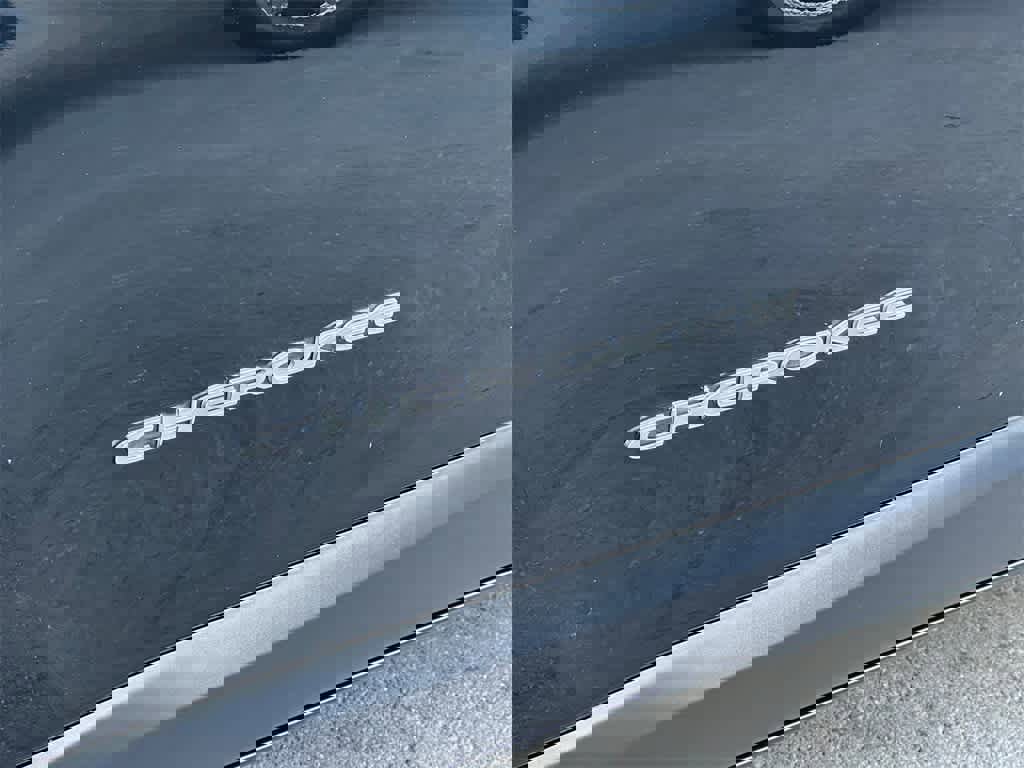 Used 2018 Jeep Cherokee Limited w/ Technology Group image 6