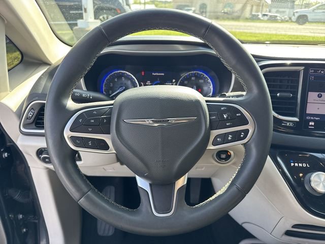 Used 2022 Chrysler Pacifica Touring-L image 17