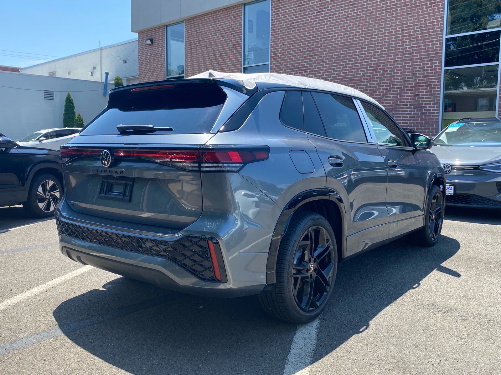 New 2026 Volkswagen Tiguan SE R-Line FWD image 3