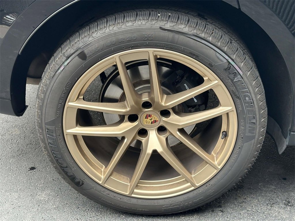 Certified 2025 Porsche Macan image 9