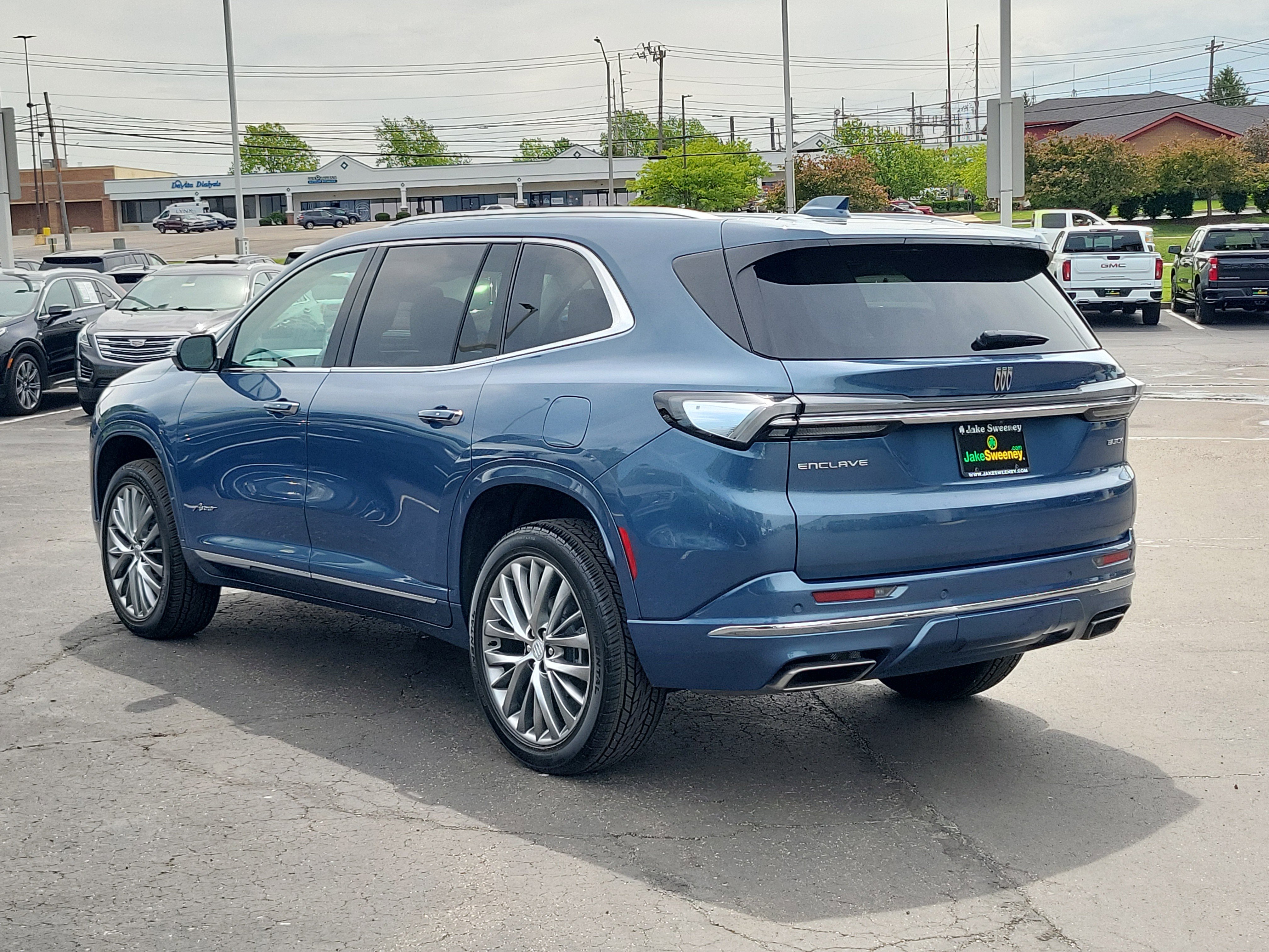 Used 2025 Buick Enclave Avenir FWD image 3