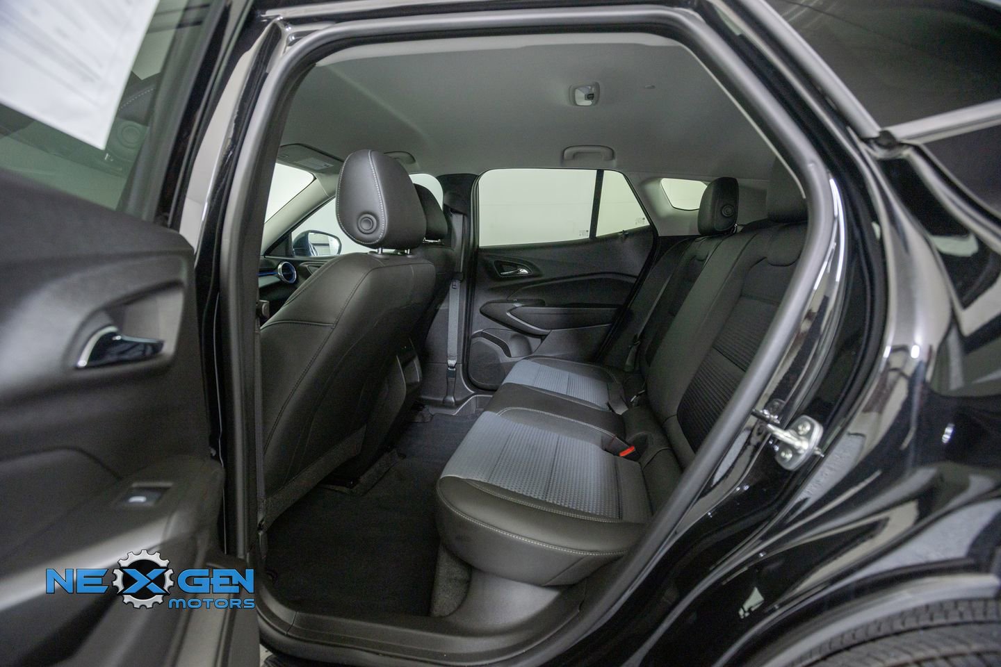 Used 2025 Chevrolet Trax LT w/ Driver Confidence Package FWD image 27