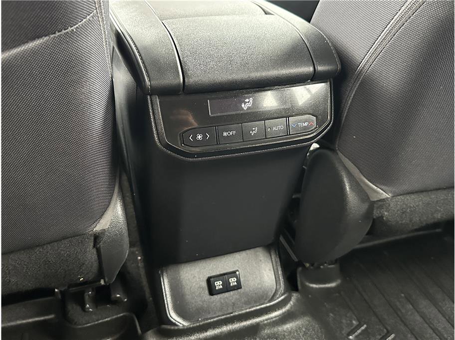 Used 2020 Toyota Highlander LE AWD/4WD image 18