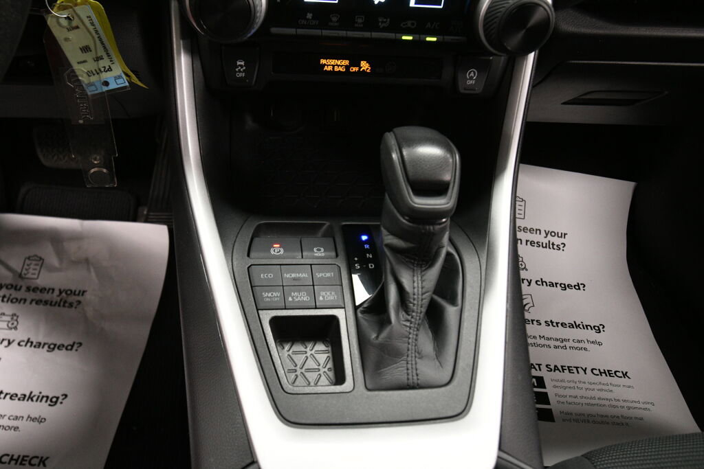 Used 2021 Toyota RAV4 LE w/ Carpet Mat Package (TMS) AWD/4WD image 16