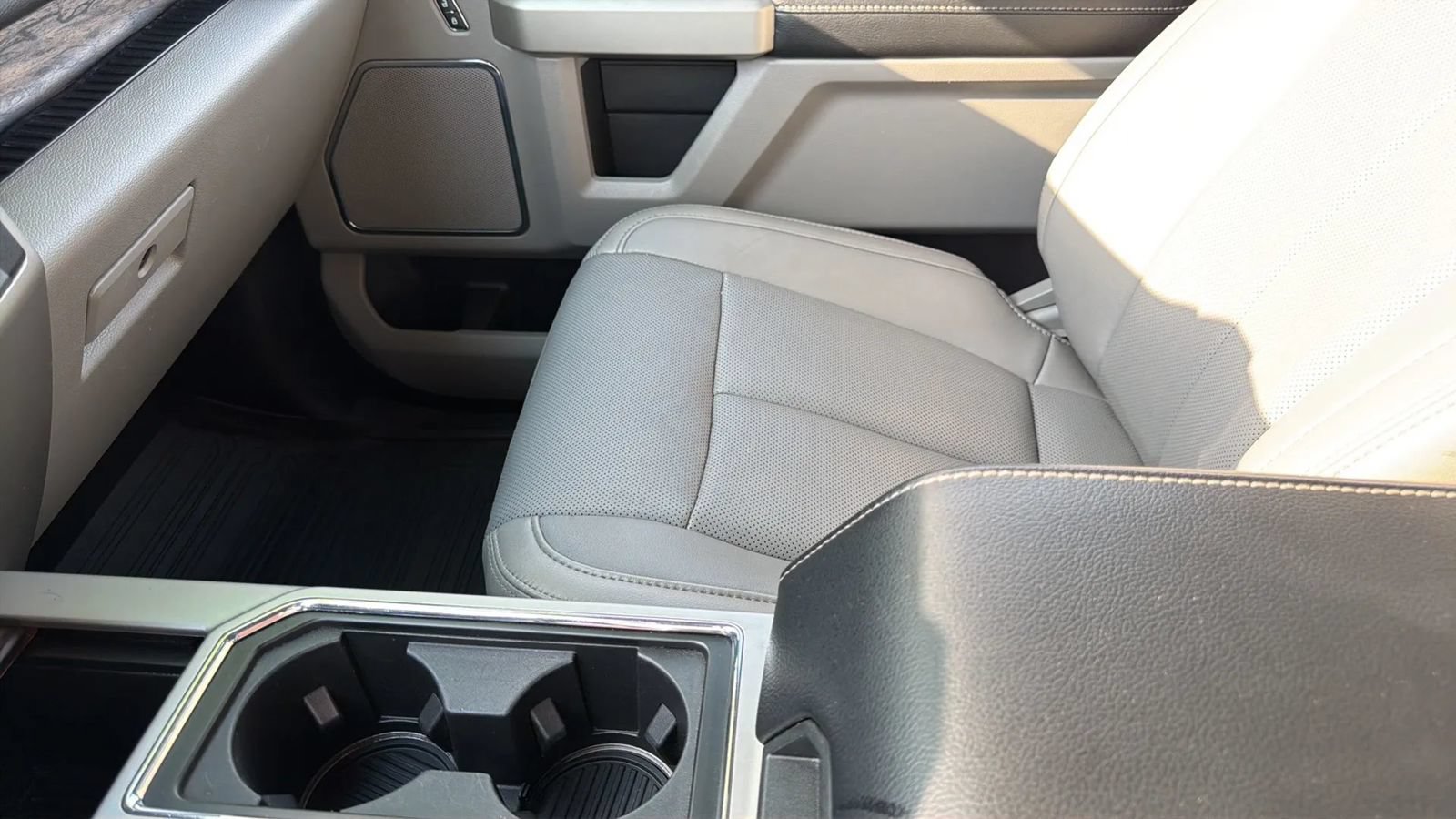 Used 2018 Ford F150 Lariat w/ Equipment Group 502A Luxury AWD/4WD image 19