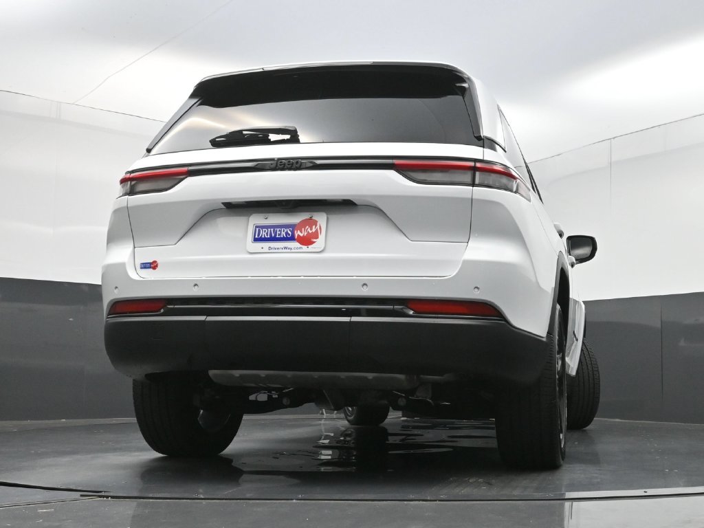Used 2023 Jeep Grand Cherokee Altitude RWD image 31