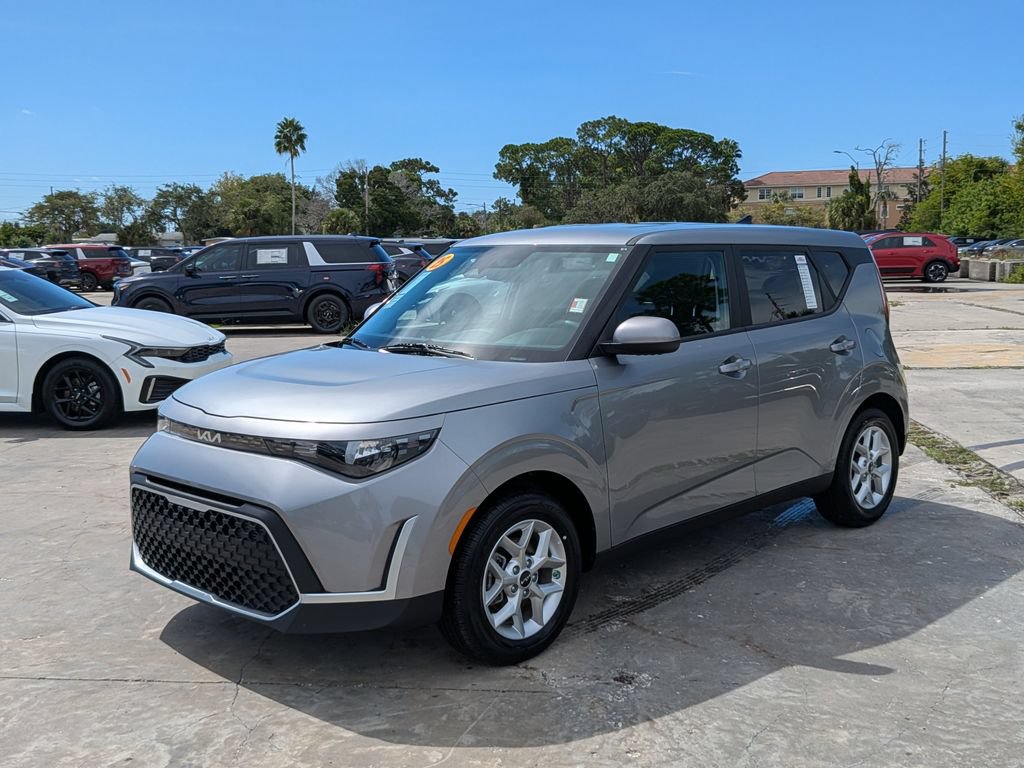 Certified 2025 Kia Soul LX w/ LX Technology Package FWD image 4