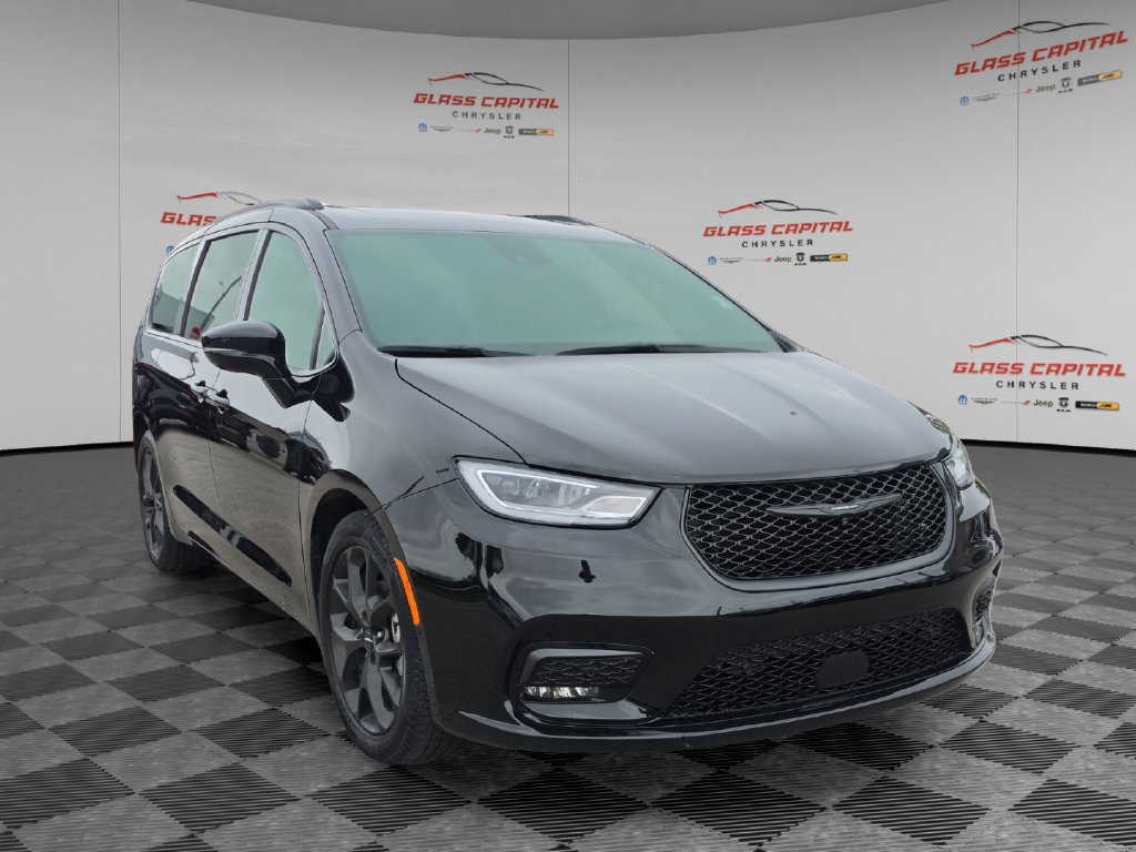 Used 2024 Chrysler Pacifica Limited w/ S Appearance Package FWD image 1