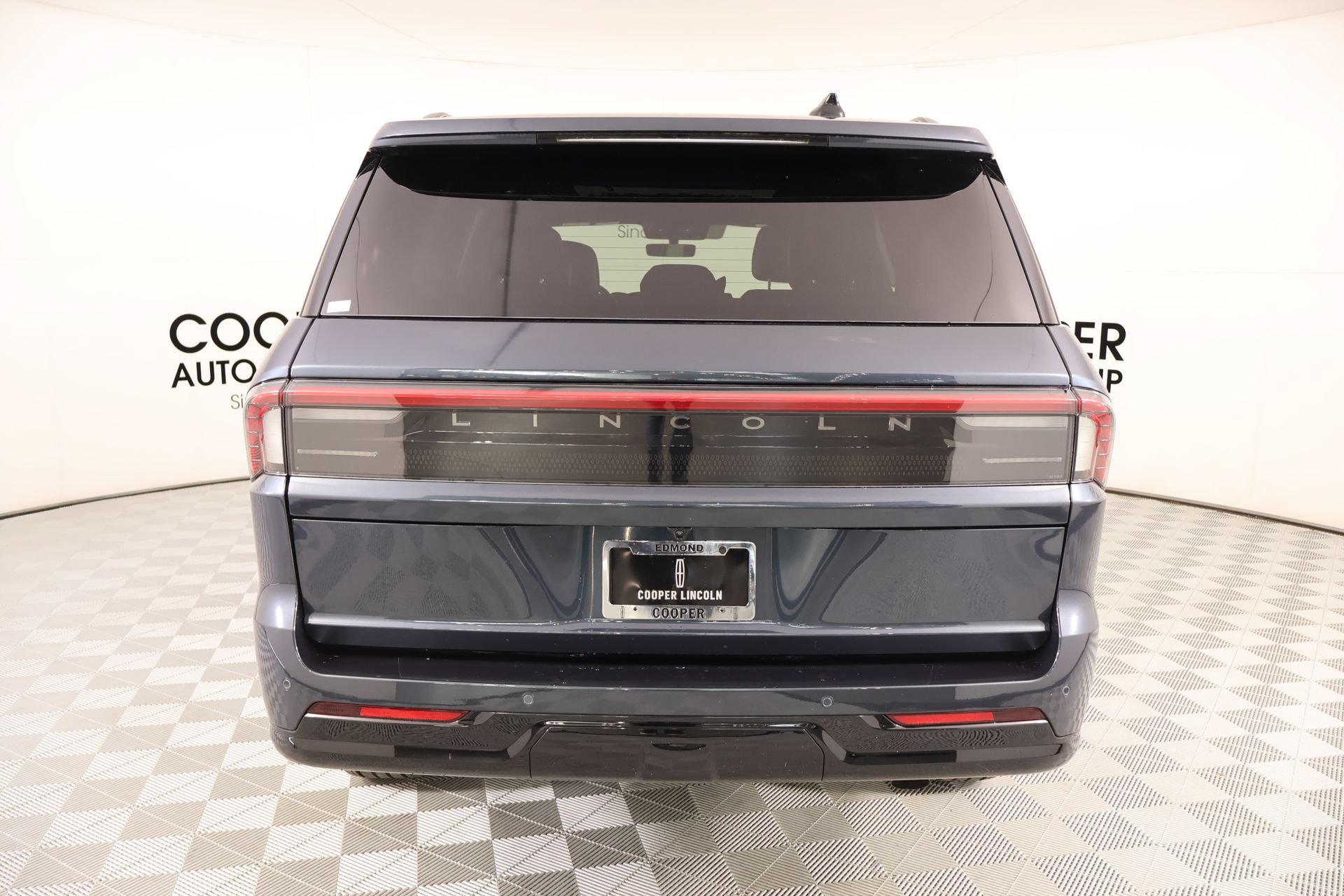 New 2025 Lincoln Navigator Reserve w/ Jet Appearance Package AWD/4WD image 24