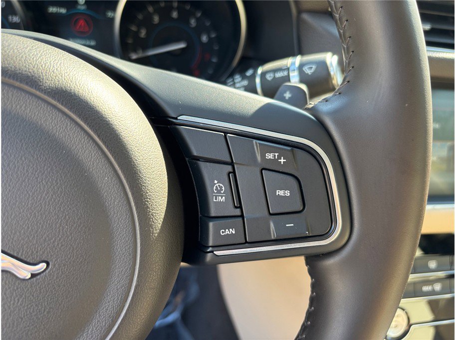 Used 2018 Jaguar XF Premium image 30