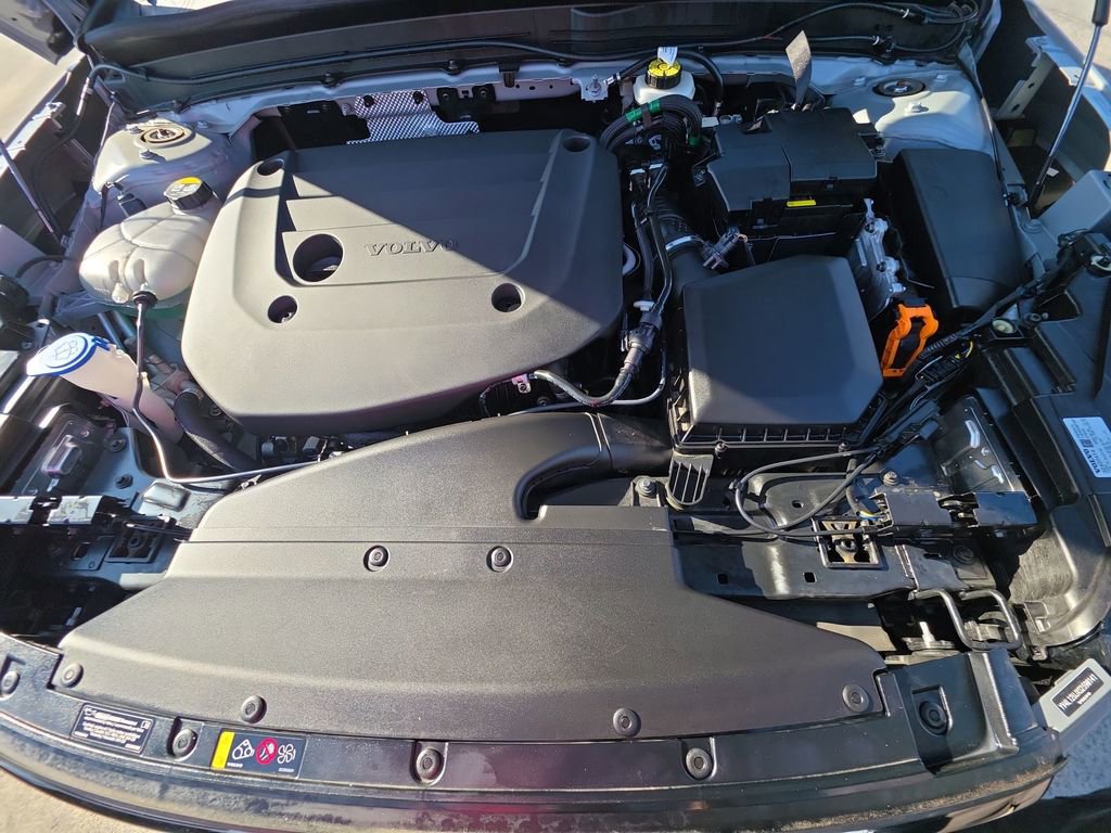 Used 2025 Volvo XC40 B5 Core image 33