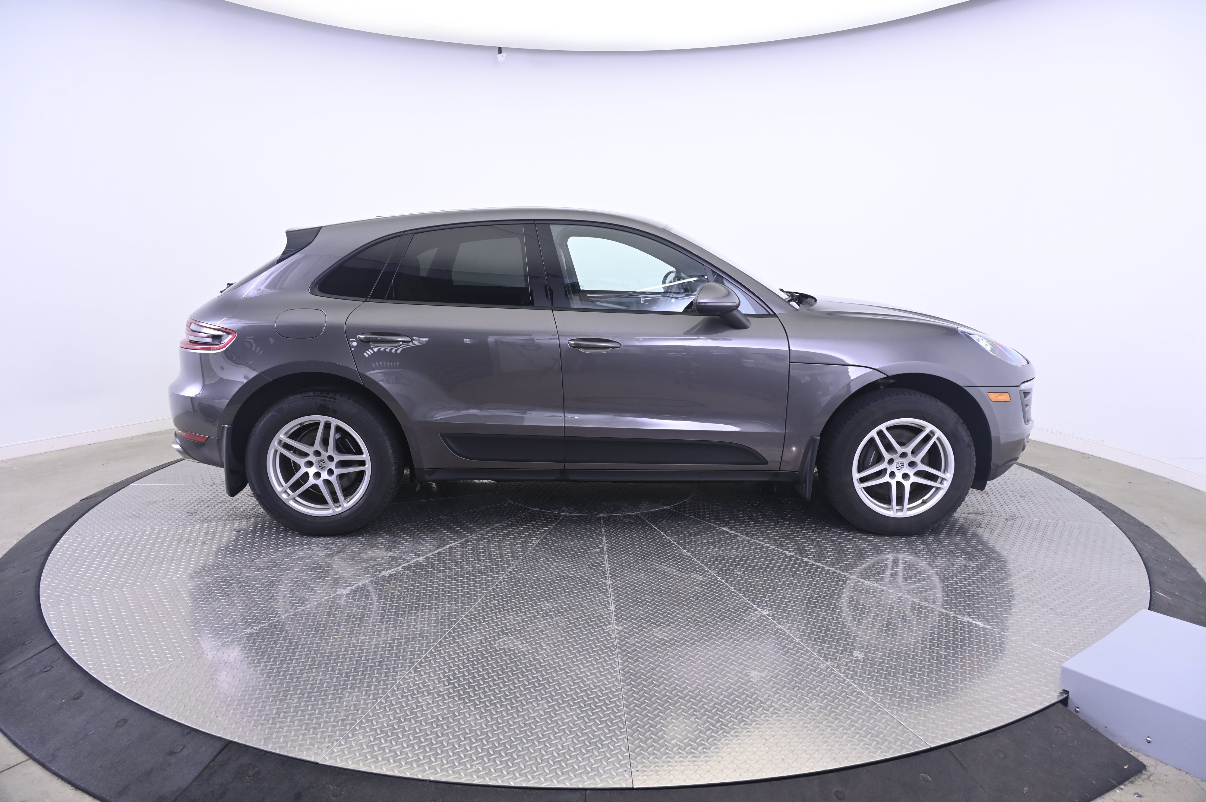 Used 2018 Porsche Macan AWD/4WD image 8